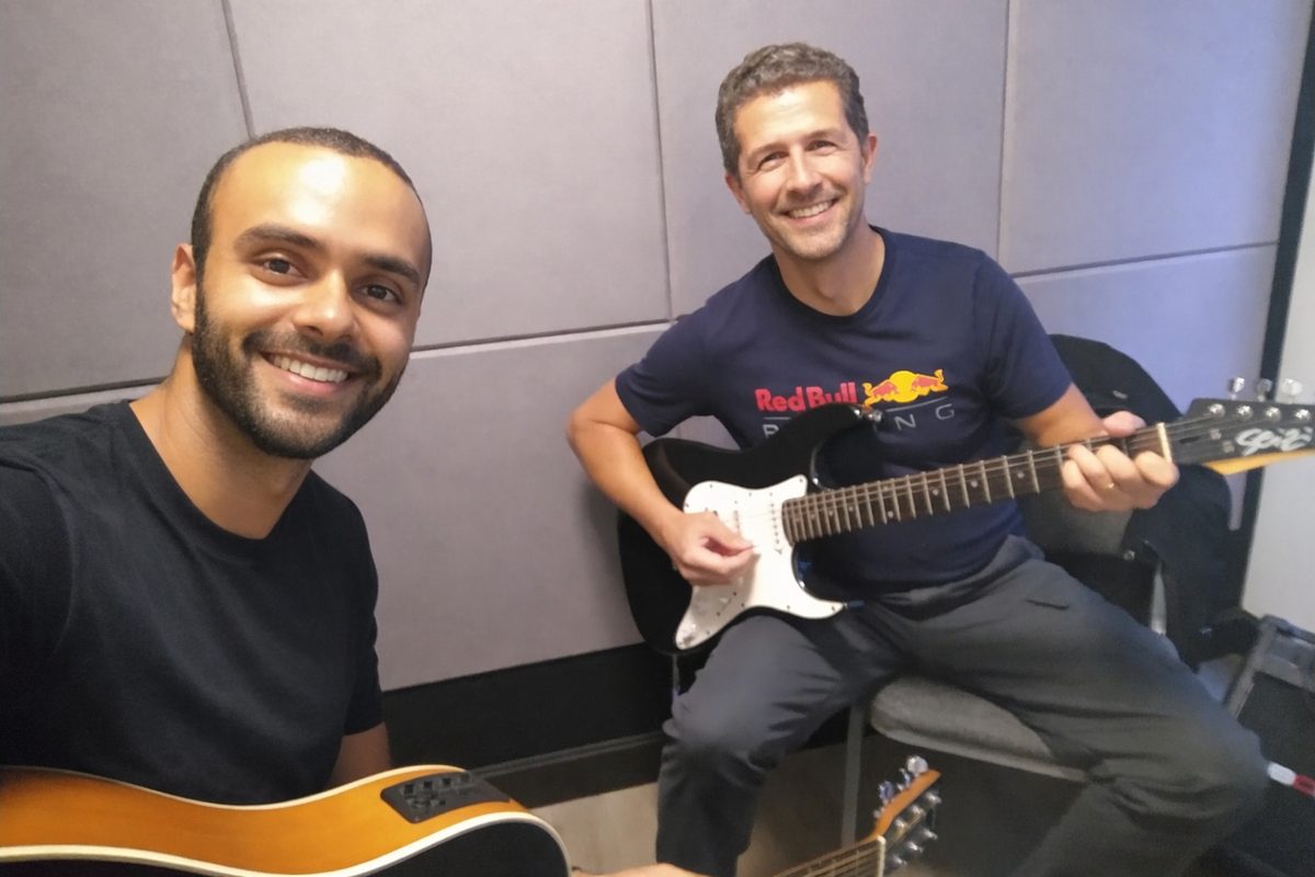 Professor de música dando aula em domicílio